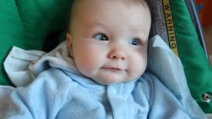 Настюшин детский лепет. О чём-то красиво рассказывает. Ей тут 6 месяцев