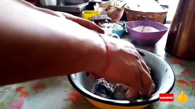 Печёнка с луком на углях в печке, и солёные огурцы, вкус детства очень вкусно. смотреть онлайн