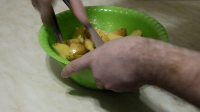 Картошка по-деревенски в духовке / Вкусный, простой и быстрый в приготовлении рецепт смотреть онлайн