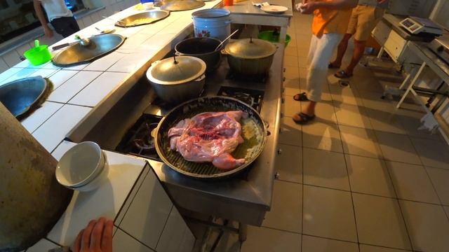 Узбекистан!!Как готовят цыплёнка Табака(Тапака)в чайхане! Курица в казане!!! смотреть онлайн