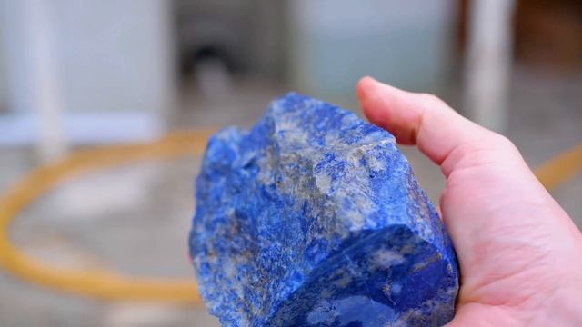 Камень ЛАЗУРИТ (Lapis lazuli) в необработанном виде, сырье. смотреть онлайн