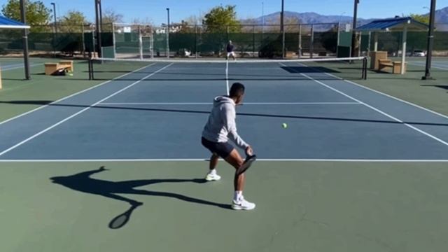 Advanced Footwork Called “Back Foot Pivot” (@sandratoplaystennis Tennis Technique Explained) смотреть онлайн