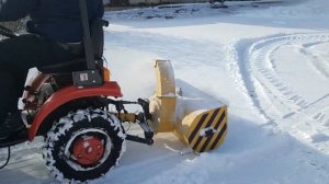 Уборка снега минитрактором МТЗ 152(Беларус 152) и снегоочиститель СН1.