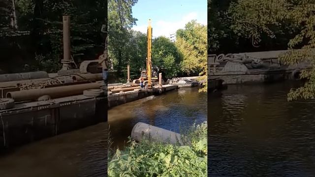 Очистка эсковатором дна реки Смоленки, Санкт-Петербург