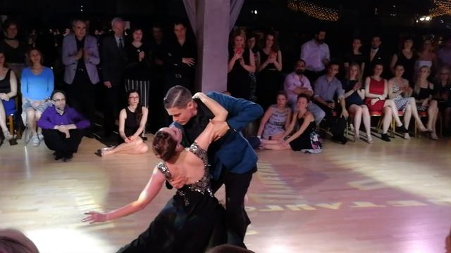 Alejandro Ferreyra y Fernanda Grosso en Moscú, Seguime si podes - Juan D`Arienzo. 19.04.2019. смотреть онлайн