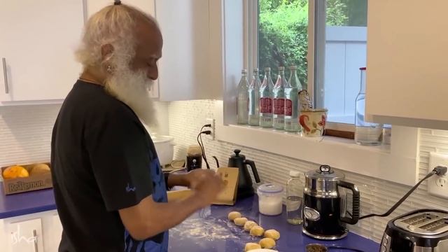 Мастер-класс от Садхгуру за плитой! смотреть онлайн