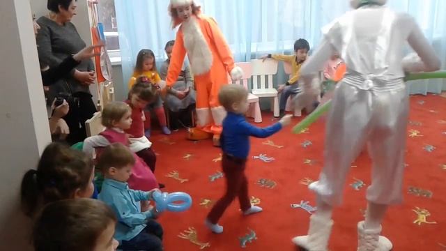 ТВИСТИНГ ШОУ К 8 МАРТА/ МИЛАНА ПОМОГАЛА МИШКЕ СДЕЛАТЬ ОТКРЫТКУ ДЛЯ МАМЫ смотреть онлайн