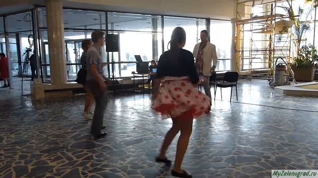 Мастер-класс по твисту от студии эстрадного танца "Галас". Ведущий - Алексей Сухарников смотреть онлайн