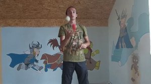 Как научиться жонглировать одной рукой двумя мячами и тремя мячами по кругу