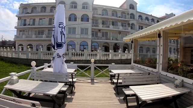 Ну почему таких цен нет в Ялте!? Кафе "Три пальмы" Севастополь, пляж Омега. Чебуреки с вишней... смотреть онлайн