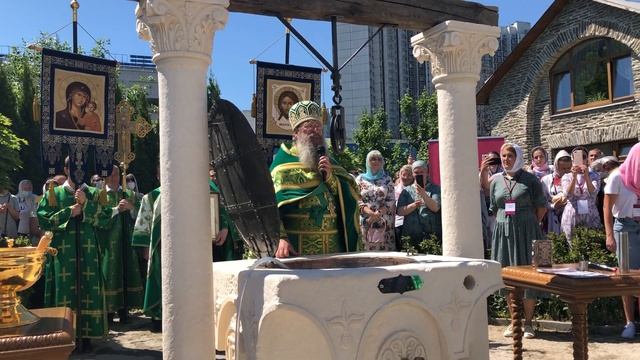 Освящение Колодца Самарянки у Храма Покрова Пресвятой Богородицы в Ясеневе смотреть онлайн