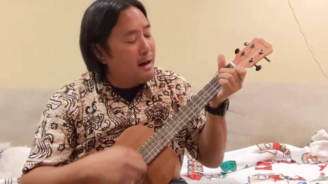Israel Kamakawiwo'ole Cover version (Over the Rainbow/Wonderful World) - Baritone Ukulele смотреть онлайн
