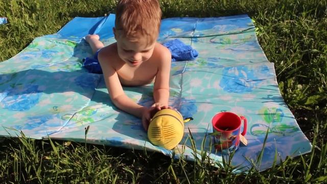 Купаюсь в бочке на даче учусь нырять смотреть онлайн