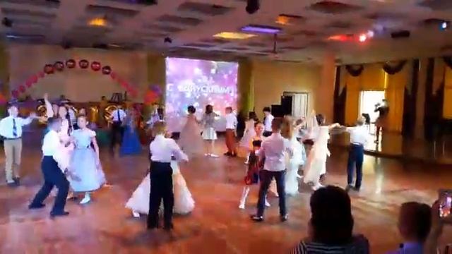 29.05.18.Комсомольск.Гимназия 45. 4"А".Поздравление первому учителю от выпускников смотреть онлайн