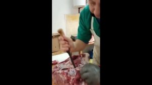 Нож кованый, профессиональный для обвалки мяса. Тест ножа в работе профессиональным мясником.