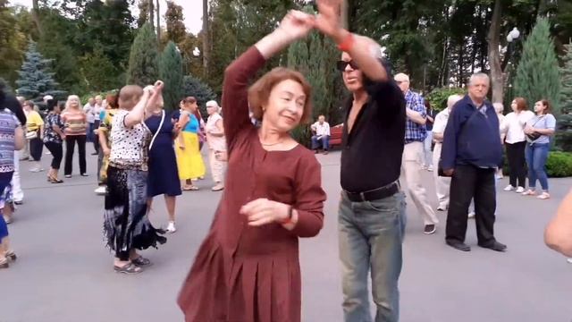 Я ПОЛЮБИЛ, Я ПОДАРИЛ ТЕБЕ ЛЕТО! ТАНЦЫ ХАРЬКОВ СЧАСТЛИВЫЕ МОМЕНТЫ смотреть онлайн