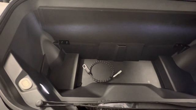 RIVIAN R1T front trunk storage смотреть онлайн