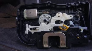 не закрывается центральный замок задней двери Tucson LM