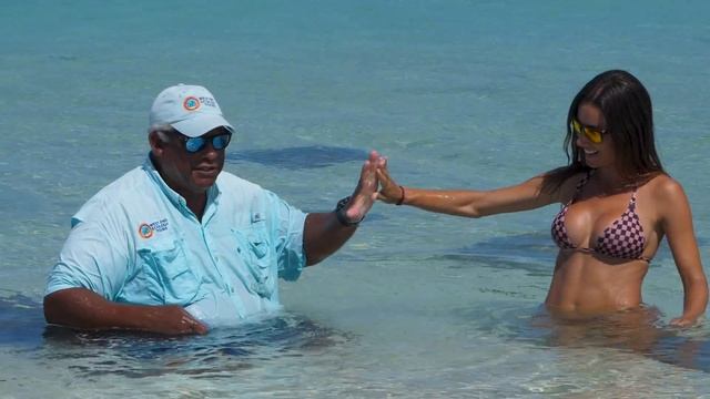 PRIVATE ISLAND in the BAHAMAS| Lobster Cookout & stingrays смотреть онлайн