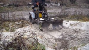 Самодельный трактор с отвалом на земляных работах