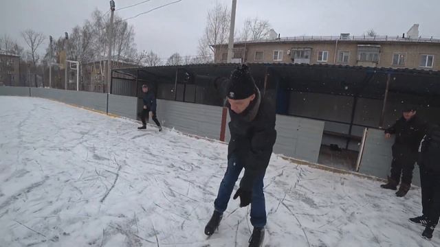 Андрюха из Хочу пожрать показал мастер-класс на коньках / ХОЧУ ПОЖРАТЬ смотреть онлайн
