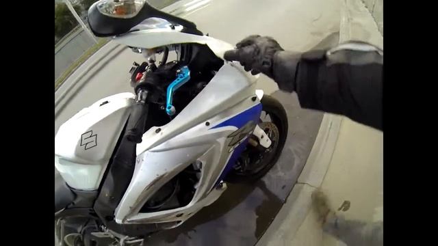 Suzuki GSXR 750 Crash ( from whelie) смотреть онлайн
