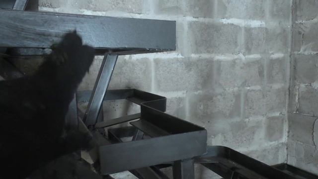 Лестница на второй этаж. Каркас и ступеньки из бетона (мытого). История: как я делал акваланг. смотреть онлайн
