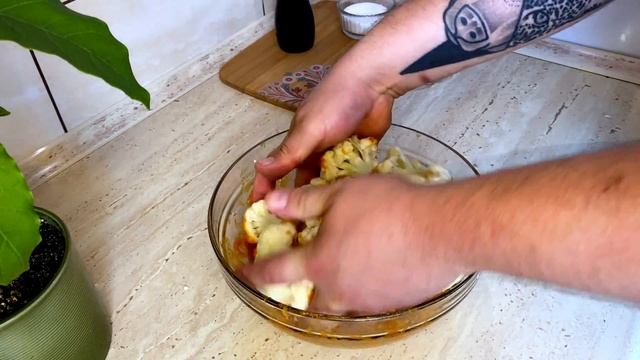 Хрустка цвітна капуста в духовці. Рецепт найсмачнішої печеної цвітної капусти з соусом Солодкий Чил смотреть онлайн