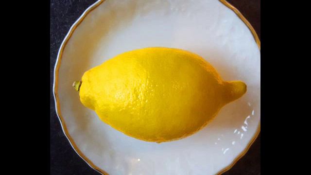 Как выдавить сок из лимона? смотреть онлайн