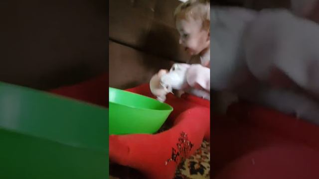 Спокойный ребенок. Котору больше мультика и попкорна ничего не нужно.🤣😘 смотреть онлайн