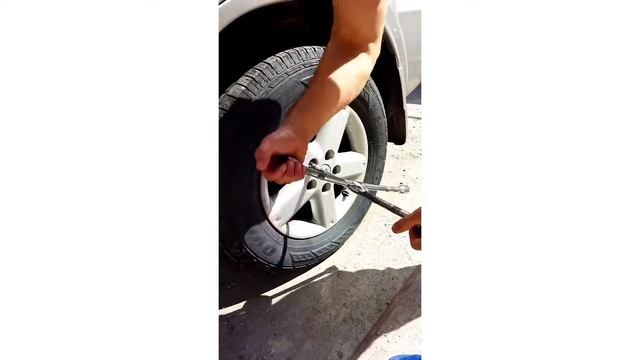 Гайковёрт JOBZ, зарядное устройство, две батарейки и мощный кейс. смотреть онлайн