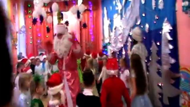 ВЫХОД ДЕДА МОРОЗА СТАРШАЯ 1 смотреть онлайн