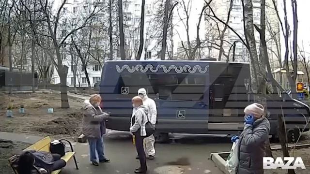 Женщину с COVID19 высадили умирать на лавочку,чтоб забрать больную чиновницу смотреть онлайн