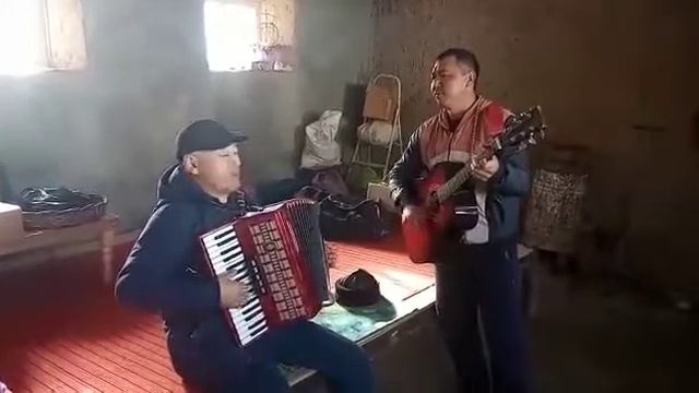 "Биздин заман" аткаруучу Байыш Асилбеков, гитарист Сыдыков Омурбек смотреть онлайн