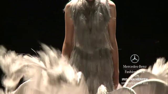 IRIS VAN HERPEN SPRING/SUMMER 2012 COLLECTION, MERCEDES-BENZ FASHION WEEK смотреть онлайн
