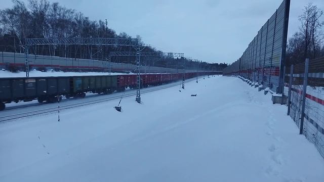 Электровоз ВЛ10у-885 с грузовым поездом