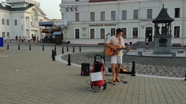 Красивая романтическая песня в исполнении уличного музыканта на площади в центре города Минска смотреть онлайн