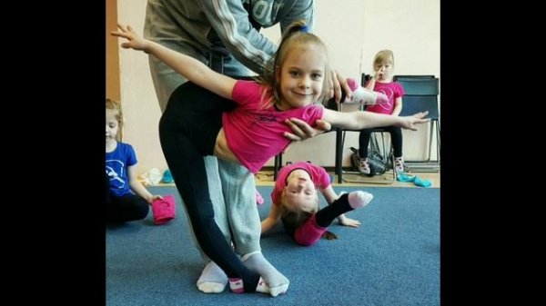 Extremely stretching (CRY) with coach in rhythmic gymnastics ???!!!