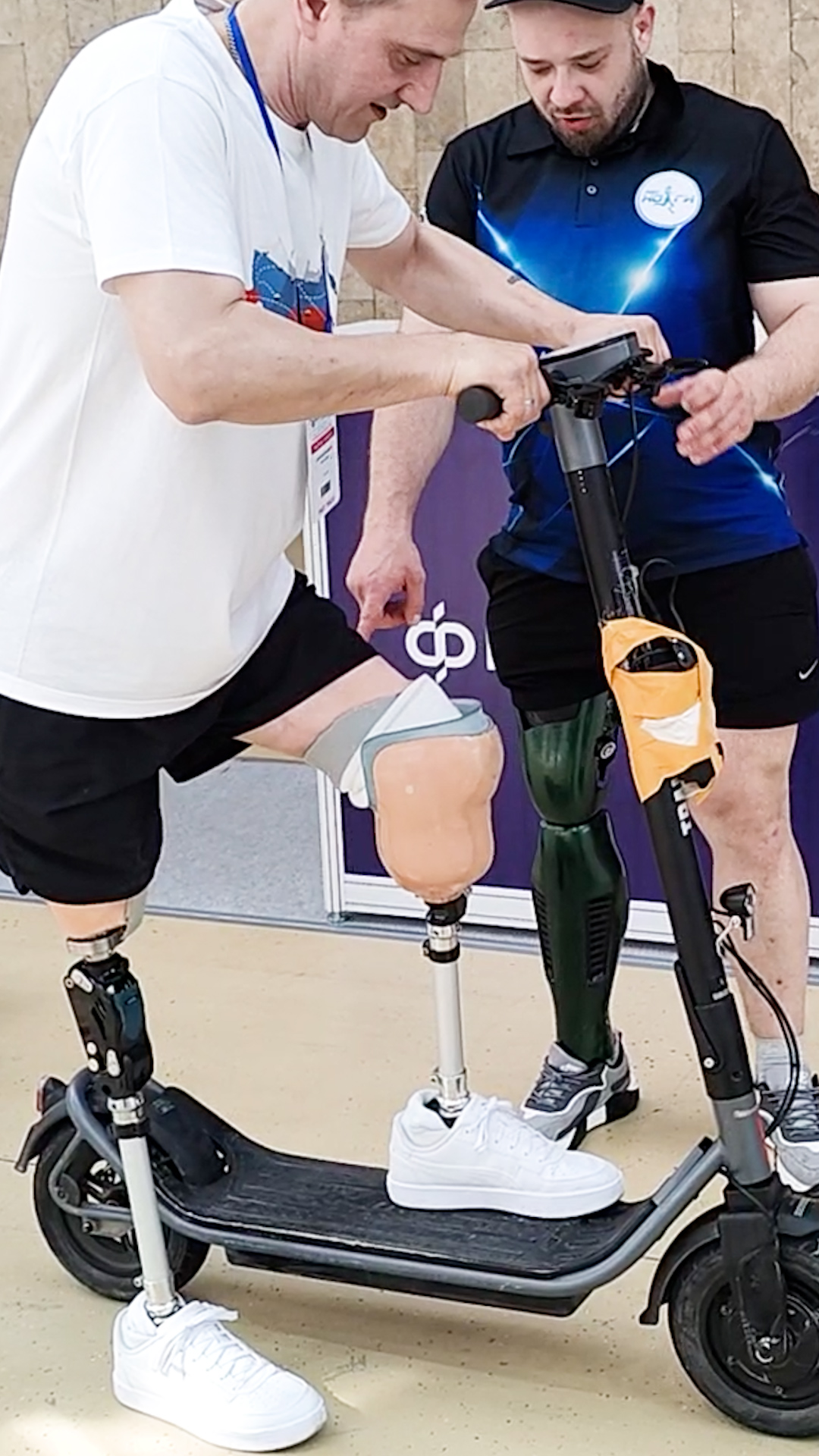 С протезами ног впервые на электросамокате смотреть онлайн