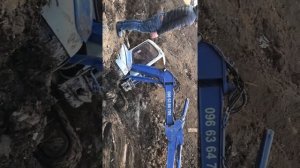 Достаём мини экскаватор с котлована с помощью Jcb