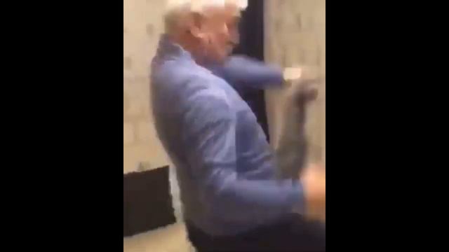 Дед на роликах с киселечком в руке сделал сальтуху и сломал спину смотреть онлайн