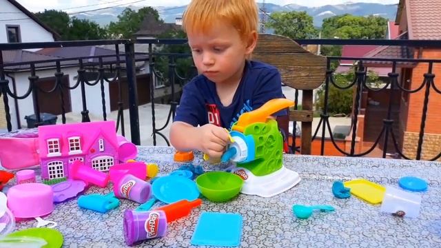 Даник делает Лапшу на Лапшемашине /Play doh (2019) kitchen/ смотреть онлайн