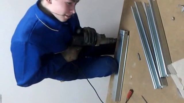 Электрики собирают шкаф. смотреть онлайн