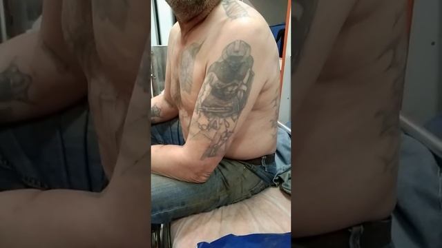 татуировки на бездомном. смотреть онлайн