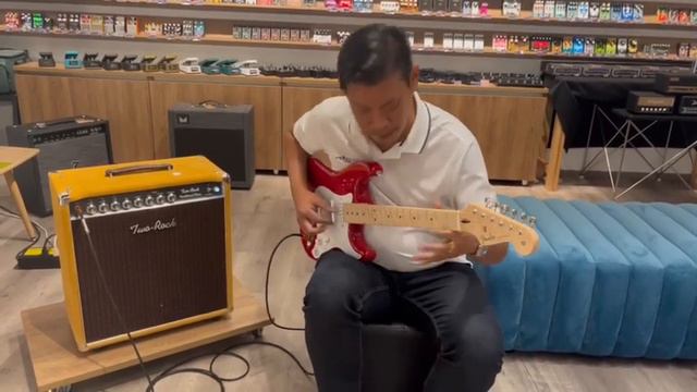 Fender Eric Clapton Torino Red Masterbuilt By Todd Krause смотреть онлайн