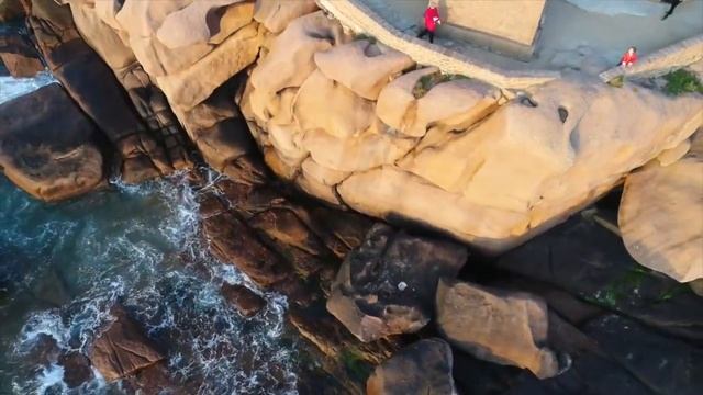 Ploumanac'h : la somptueuse côte de Granit rose filmée par un drone смотреть онлайн