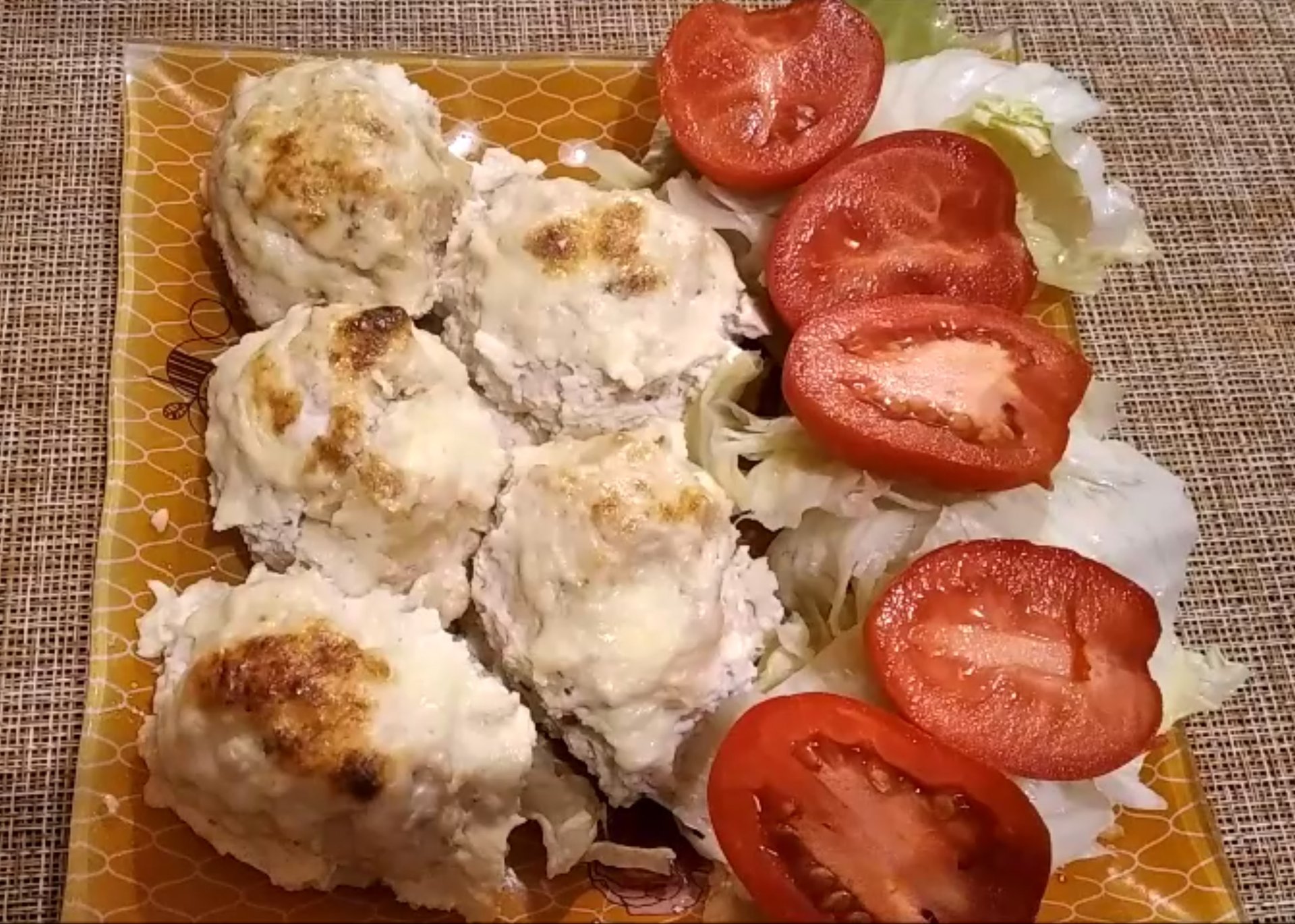 Куриные котлеты, запечённые в духовке.mp4 смотреть онлайн