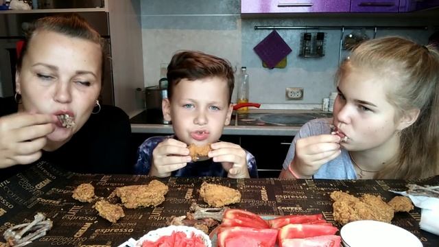 Мукбанг KFC острые крылья? Челлендж/ Кто больше съест не запивая? смотреть онлайн