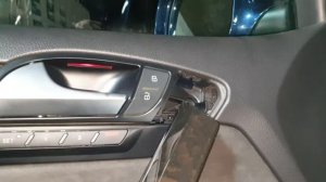 Как снять обшивку двери на Audi Q7 передняя левая