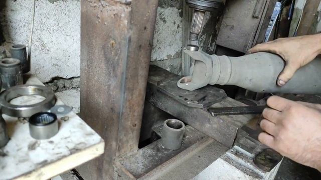 Как поменять крестовину кардана Мерседес Спринтер Крафтер Sprinter cardan repair смотреть онлайн